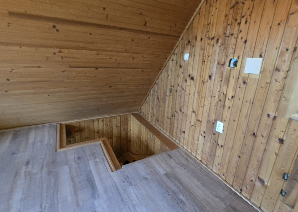 Alternatíva k bytu len 4 km od Piešťan – zrekonštruovaná chata na celoročné užívanie, 120 m², terasa a výhľad na jazero