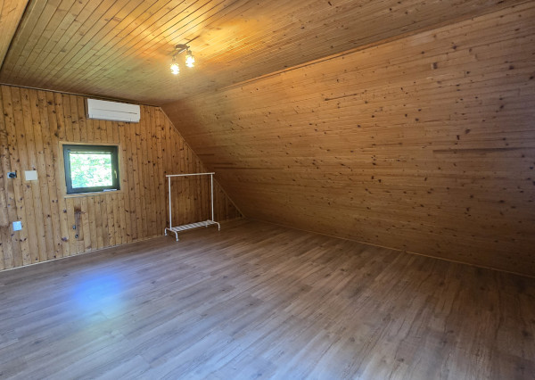 Alternatíva k bytu len 4 km od Piešťan – zrekonštruovaná chata na celoročné užívanie, 120 m², terasa a výhľad na jazero