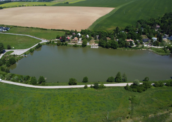 Alternatíva k bytu len 4 km od Piešťan – zrekonštruovaná chata na celoročné užívanie, 120 m², terasa a výhľad na jazero