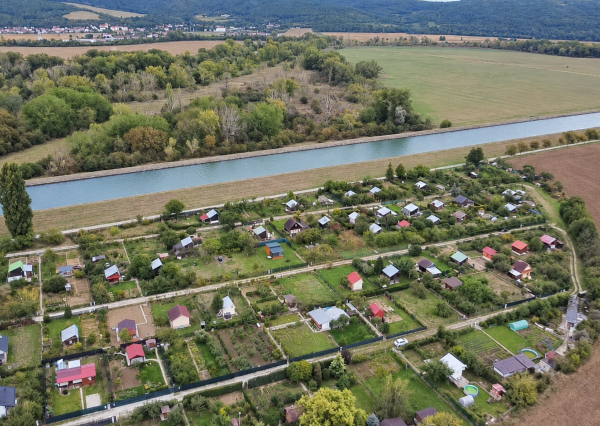 Predaj pozemku 401 m² v záhradkárskej oblasti – Drahovce Hať, Siete: Elektrina, voda, žumpa