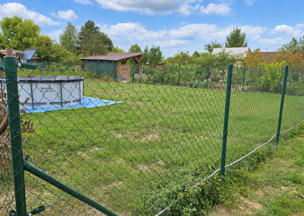 Predaj pozemku 401 m² v záhradkárskej oblasti – Drahovce Hať, Siete: Elektrina, voda, žumpa