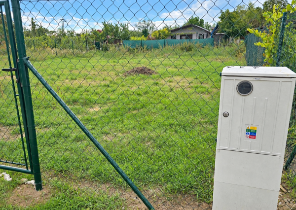 Predaj pozemku 401 m² v záhradkárskej oblasti – Drahovce Hať, Siete: Elektrina, voda, žumpa