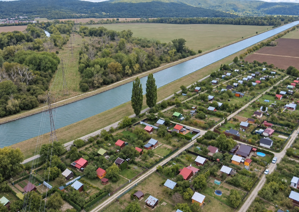 Predaj pozemku 401 m² v záhradkárskej oblasti – Drahovce Hať, Siete: Elektrina, voda, žumpa