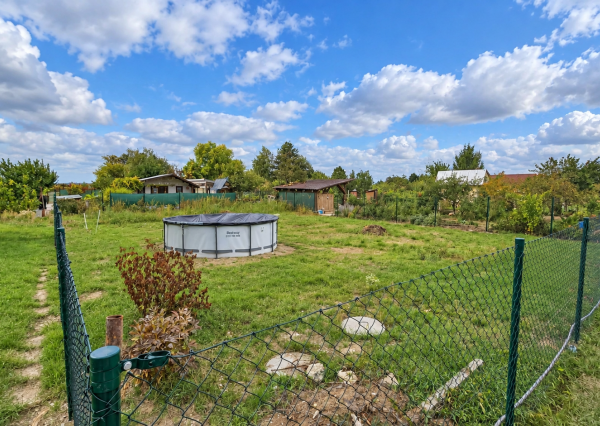 Predaj pozemku 401 m² v záhradkárskej oblasti – Drahovce Hať, Siete: Elektrina, voda, žumpa