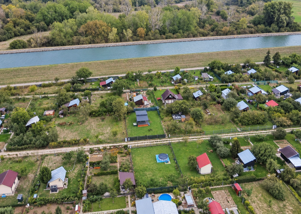 Predaj pozemku 401 m² v záhradkárskej oblasti – Drahovce Hať, Siete: Elektrina, voda, žumpa