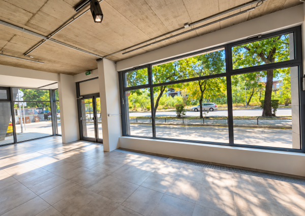 Na prenájom obchodný priestor, 175 m², Ružinov – Tomášikova, priamy vstup z ulice, veľké výklady