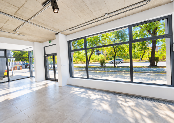 Na prenájom obchodný priestor, 175 m², Ružinov – Tomášikova, priamy vstup z ulice, veľké výklady