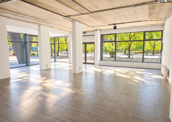 Na prenájom obchodný priestor, 175 m², Ružinov – Tomášikova, priamy vstup z ulice, veľké výklady