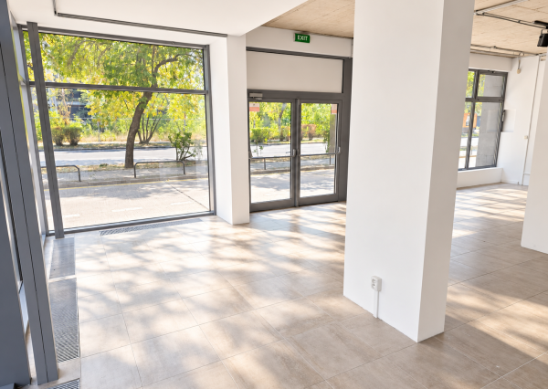 Na prenájom obchodný priestor, 175 m², Ružinov – Tomášikova, priamy vstup z ulice, veľké výklady