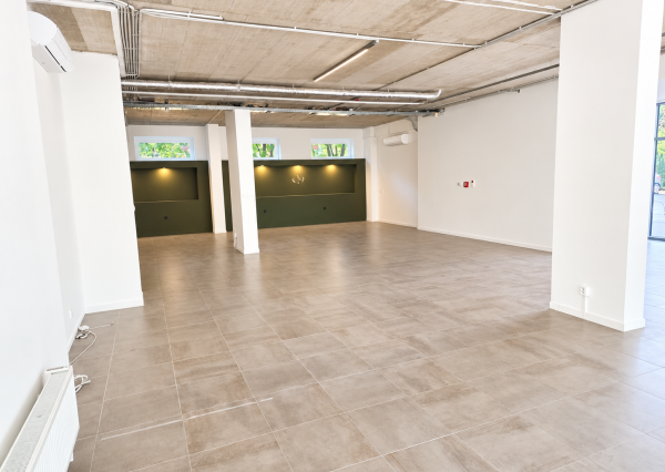 Na prenájom obchodný priestor, 175 m², Ružinov – Tomášikova, priamy vstup z ulice, veľké výklady