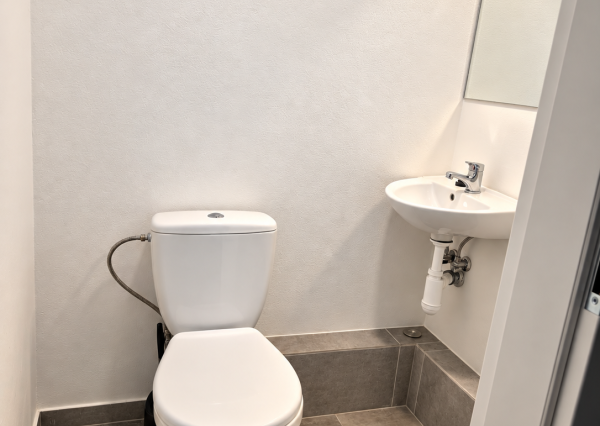 Na prenájom obchodný priestor, 175 m², Ružinov – Tomášikova, priamy vstup z ulice, veľké výklady
