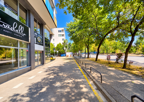 Na prenájom obchodný priestor, 175 m², Ružinov – Tomášikova, priamy vstup z ulice, veľké výklady