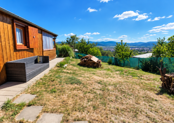 ** Na predaj záhradná chata s príslušenstvom, pozemkom 402 m² a krásnym výhľadom – Nové Mesto n/V **