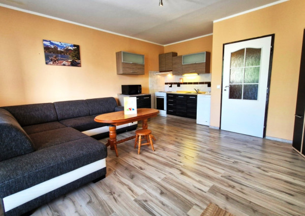 ** Na predaj priestranná garsónka 34 m² s veľkým balkónom 4,5 m² - Nové Mesto nad Váhom **