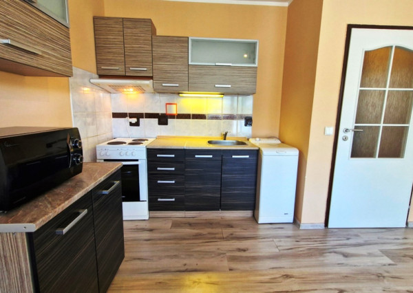 ** Na predaj priestranná garsónka 34 m² s veľkým balkónom 4,5 m² - Nové Mesto nad Váhom **