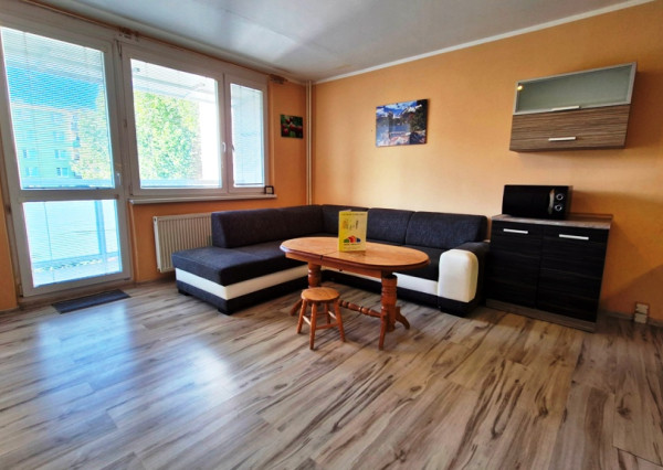 ** Na predaj priestranná garsónka 34 m² s veľkým balkónom 4,5 m² - Nové Mesto nad Váhom **