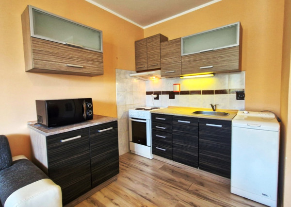 ** Na predaj priestranná garsónka 34 m² s veľkým balkónom 4,5 m² - Nové Mesto nad Váhom **