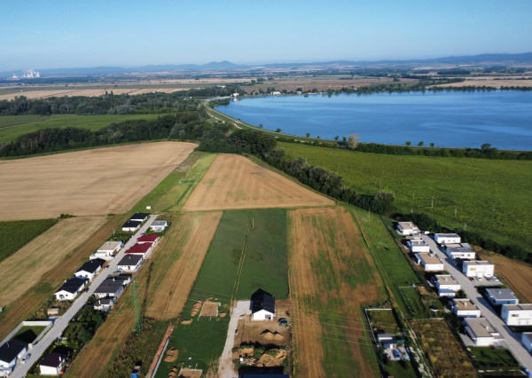 NOVOSTAVBA 4-IZBOVÉHO BUNGALOVU LEN 7 KM OD PIEŠŤAN – SOKOLOVCE