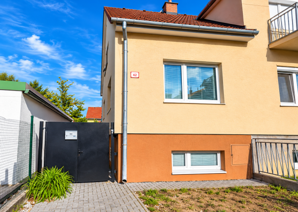 Útulné a kompletne zariadené bývanie v rodinnom dome so záhradkou – Piešťany, Floreát