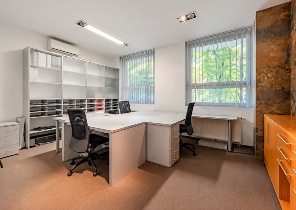 Kancelárie v coworkingovom priestore, Tomášikova ul., klimatizovaný, zasadačka, optika