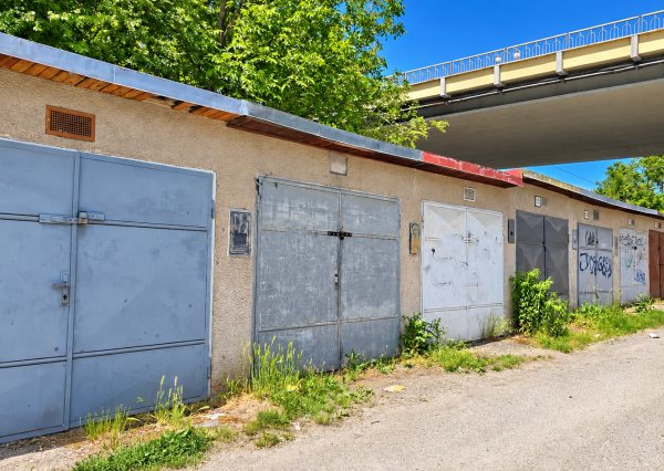 HĽADÁTE GARÁŽ VO ZVOLENE S ELEKTRINOU BLÍZKO CENTRA?