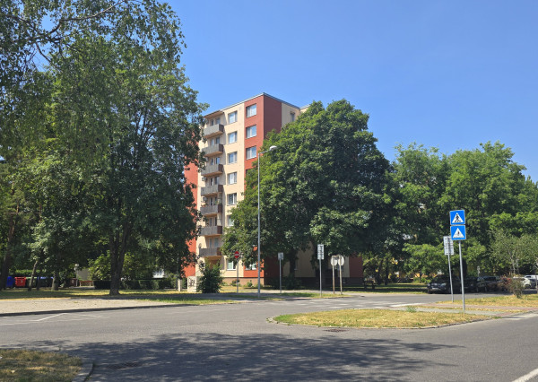 PRIPRAVUJEME NA PREDAJ – 3-IZBOVÝ BYT 79 m2 V PIEŠŤANOCH, UL. ANDREJA HLINKU