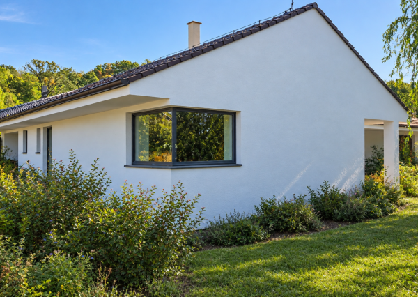 MODERNÝ 6-IZBOVÝ BUNGALOV S TERASOU A POZEMKOM 884 m² – RATNOVCE