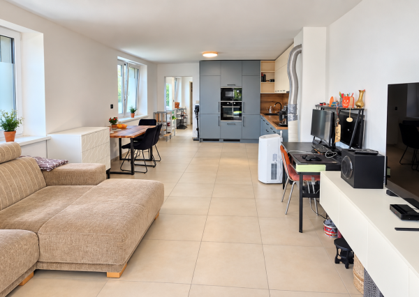 ZREKONŠTRUOVANÝ A ZARIADENÝ DOM 2+kk • POZEMOK 1 112 m² • SÚKROMIE A VLASTNÝ KÚSOK LESA – LÚKA