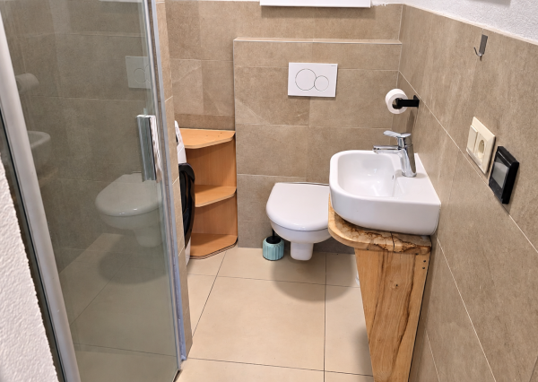 ZREKONŠTRUOVANÝ A ZARIADENÝ DOM 2+kk • POZEMOK 1 112 m² • SÚKROMIE A VLASTNÝ KÚSOK LESA – LÚKA