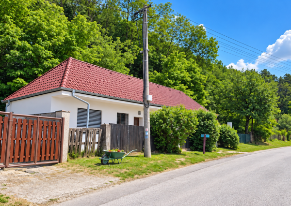 ZREKONŠTRUOVANÝ A ZARIADENÝ DOM 2+kk • POZEMOK 1 112 m² • SÚKROMIE A VLASTNÝ KÚSOK LESA – LÚKA
