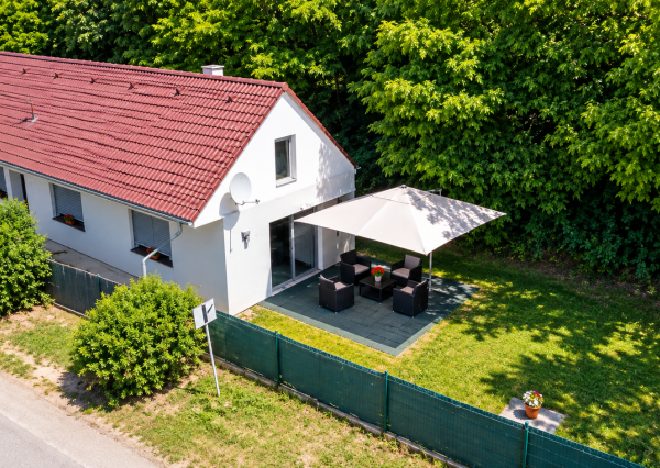 ZREKONŠTRUOVANÝ A ZARIADENÝ DOM 2+kk • POZEMOK 1 112 m² • SÚKROMIE A VLASTNÝ KÚSOK LESA – LÚKA