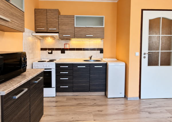 ** REZERVOVANÉ ** Priestranná garsónka 34 m² s veľkým balkónom 4,5 m² - Nové Mesto nad Váhom **
