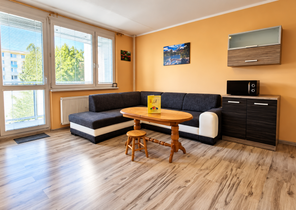 ** REZERVOVANÉ ** Priestranná garsónka 34 m² s veľkým balkónom 4,5 m² - Nové Mesto nad Váhom **