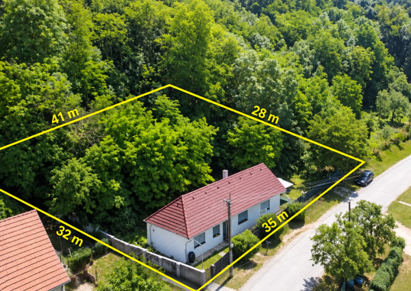ZREKONŠTRUOVANÝ A ZARIADENÝ DOM 2+kk • POZEMOK 1 112 m² • SÚKROMIE A VLASTNÝ KÚSOK LESA – LÚKA