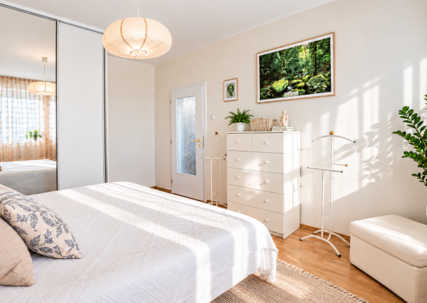 Na prenájom priestranný 3-izbový byt s lodžiou, 101 m², nádherný výhľad na Bratislavu,Zadunajská cesta, Petržalka, od 10/2026