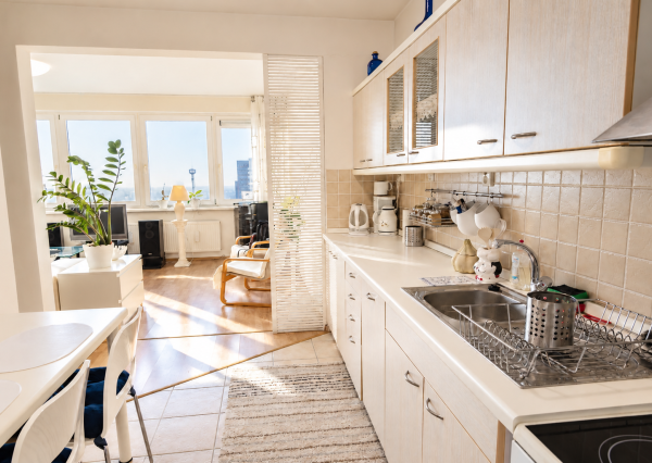 Na prenájom priestranný 3-izbový byt s lodžiou, 101 m², nádherný výhľad na Bratislavu,Zadunajská cesta, Petržalka, od 10/2026