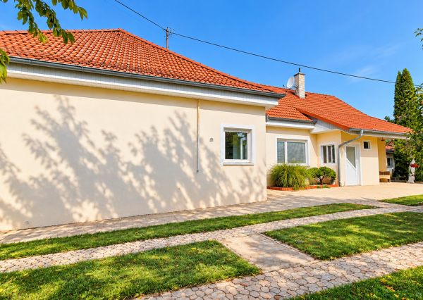 NOVINKA V PONUKE! Rodinný dom s veľkorysým pozemkom 923 m², garážou – DUBOVANY