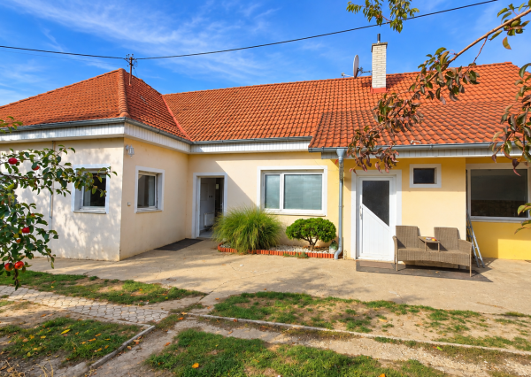 NOVINKA V PONUKE! Rodinný dom s veľkorysým pozemkom 923 m², garážou – DUBOVANY