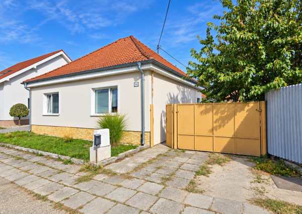NOVINKA V PONUKE! Rodinný dom s veľkorysým pozemkom 923 m², garážou – DUBOVANY