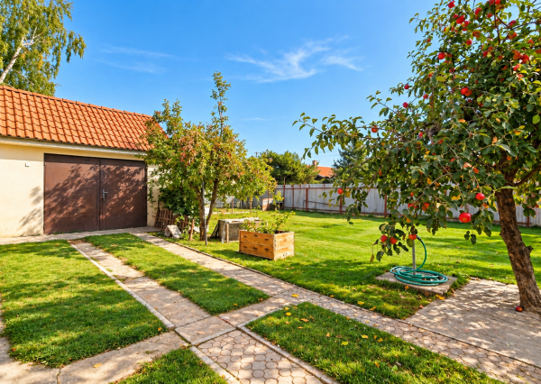 NOVINKA V PONUKE! Rodinný dom s veľkorysým pozemkom 923 m², garážou – DUBOVANY