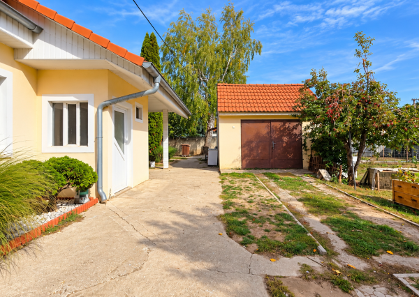 NOVINKA V PONUKE! Rodinný dom s veľkorysým pozemkom 923 m², garážou – DUBOVANY