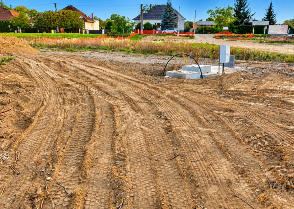 STAVEBNÝ POZEMOK 516 m² – RATNOVCE, LEN KÚSOK OD PIEŠŤAN