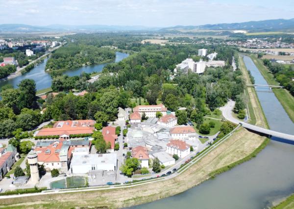 EXKLUZÍVNE – INVESTIČNÝ POZEMOK 2 700 m² | BANKA PRI PIEŠŤANOCH | SOCIÁLNE SLUŽBY, OBČIANSKA VYBAVENOSŤ, BÝVANIE