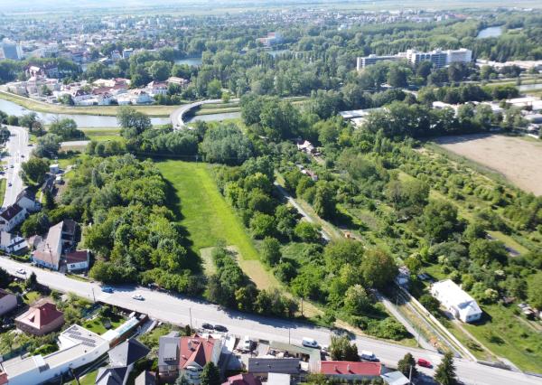 EXKLUZÍVNE – INVESTIČNÝ POZEMOK 2 700 m² | BANKA PRI PIEŠŤANOCH | SOCIÁLNE SLUŽBY, OBČIANSKA VYBAVENOSŤ, BÝVANIE