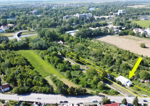 EXKLUZÍVNE – INVESTIČNÝ POZEMOK 2 700 m² | BANKA PRI PIEŠŤANOCH | SOCIÁLNE SLUŽBY, OBČIANSKA VYBAVENOSŤ, BÝVANIE