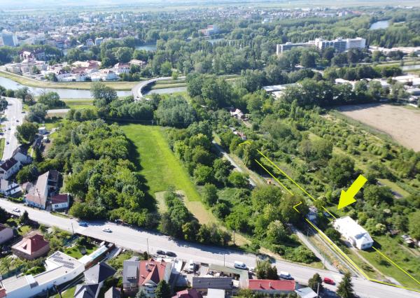 EXKLUZÍVNE – INVESTIČNÝ POZEMOK 2 700 m² | BANKA PRI PIEŠŤANOCH | SOCIÁLNE SLUŽBY, OBČIANSKA VYBAVENOSŤ, BÝVANIE