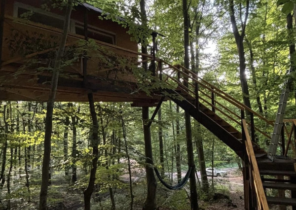 PREDAJ: Unikátny domček v korunách stromov (Treehouse) 35m2 s veľkým pozemkom – Trenčianske Teplice