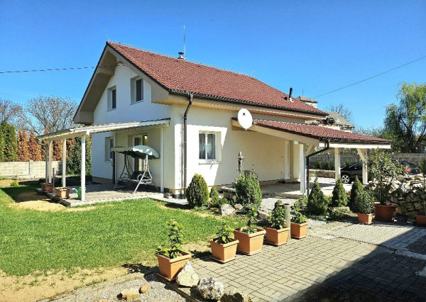 RODINNÝ DOM - PODLUŽANY - 4 IZBOVÝ -148 M2 NA POZEMKU 1049 M2