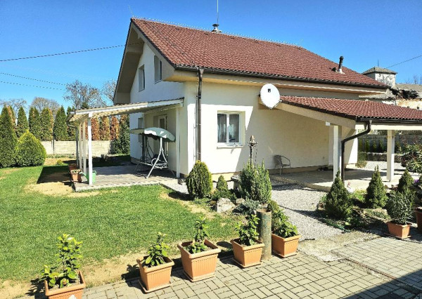 RODINNÝ DOM - PODLUŽANY - 4 IZBOVÝ -148 M2 NA POZEMKU 1049 M2