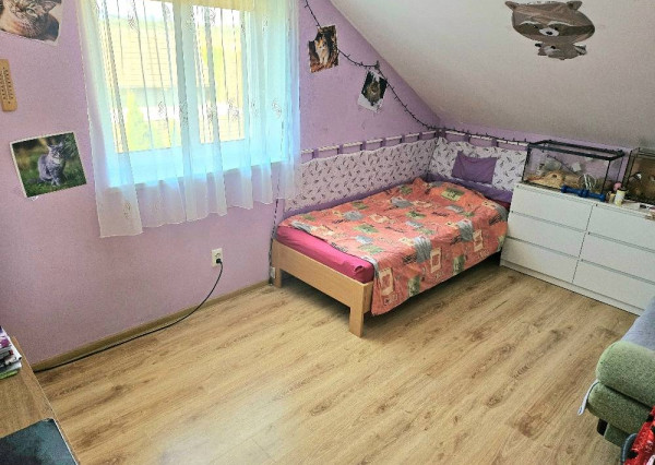 RODINNÝ DOM - PODLUŽANY - 4 IZBOVÝ -148 M2 NA POZEMKU 1049 M2